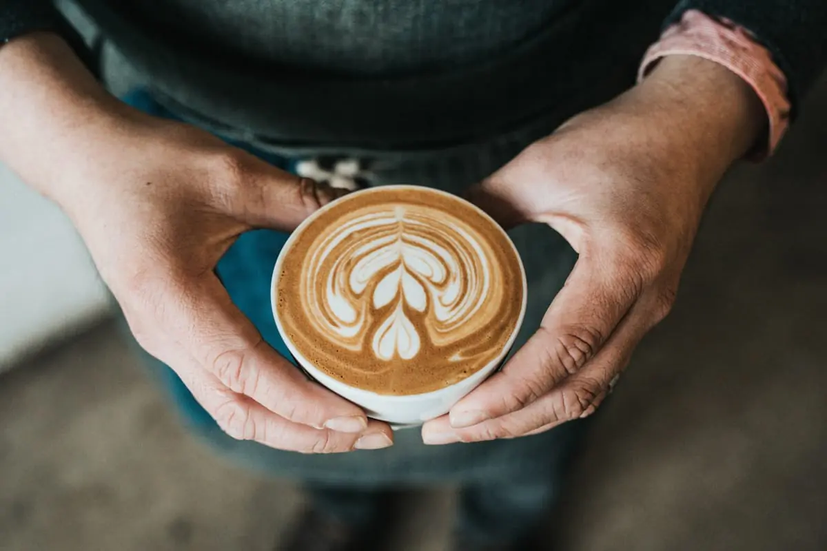 Barista pripravlja kakovostno kavo