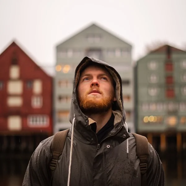 Portret redne gostje kavarne